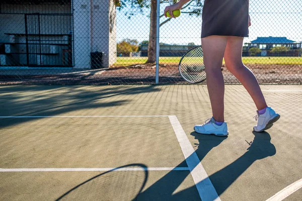 Jugadora Tenis Sirviendo Durante Partido Tenis — Foto de Stock