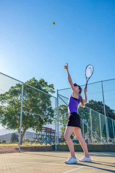 Jugadora Tenis Sirviendo Durante Partido Tenis — Foto de Stock