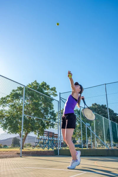 Professionele Tennisspeelster Serveren Tijdens Een Tenniswedstrijd — Stockfoto