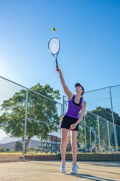 Jugadora Tenis Sirviendo Durante Partido Tenis — Foto de Stock