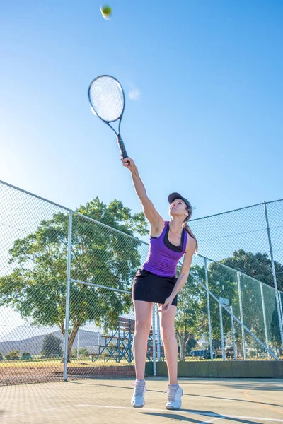 Jugadora Tenis Sirviendo Durante Partido Tenis — Foto de Stock