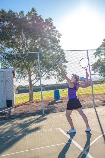 Jugadora Tenis Sirviendo Durante Partido Tenis — Foto de Stock