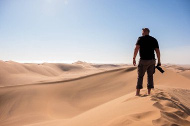 Bir fotoğrafçı canlı görüntü Swakopmund, Namibya, Afrika, içinde belgili tanımlık geçmiş yakın çevredeki kum tepeleri ile Dune 7 üzerinde durdu