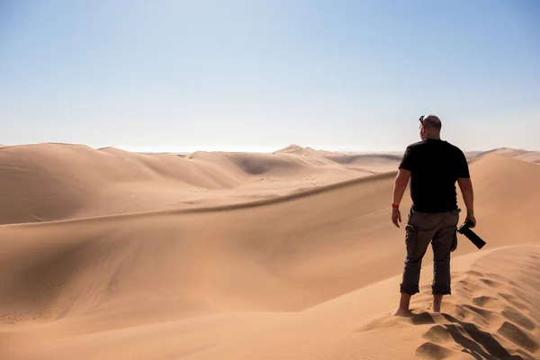 Bir fotoğrafçı canlı görüntü Swakopmund, Namibya, Afrika, içinde belgili tanımlık geçmiş yakın çevredeki kum tepeleri ile Dune 7 üzerinde durdu