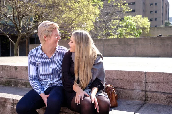 Dvě Lesbičky Gay Ženy Svých Dvaceti Let Enbrace Městské Krajině — Stock fotografie