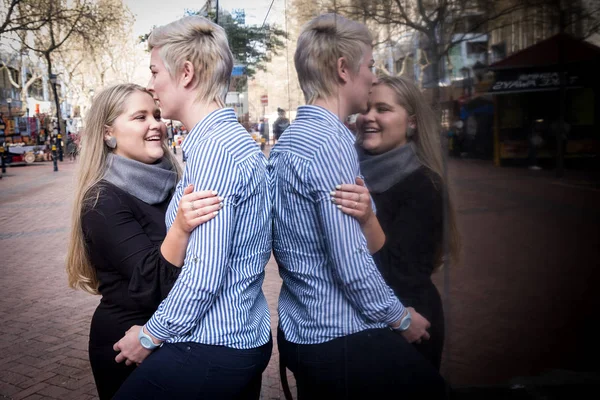 つのレズビアン同性愛者の女性を受け入れる都市景観ケープタウン 南アフリカ共和国の黒い壁 — ストック写真