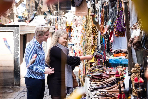 Two Lesbian Gay Women Twenties Embrace Black Wall City Landscape — Stock Photo, Image