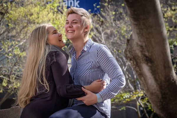 Dvě Lesbičky Gay Žen Třicítky Obejmout Černé Zdi Městské Krajině — Stock fotografie