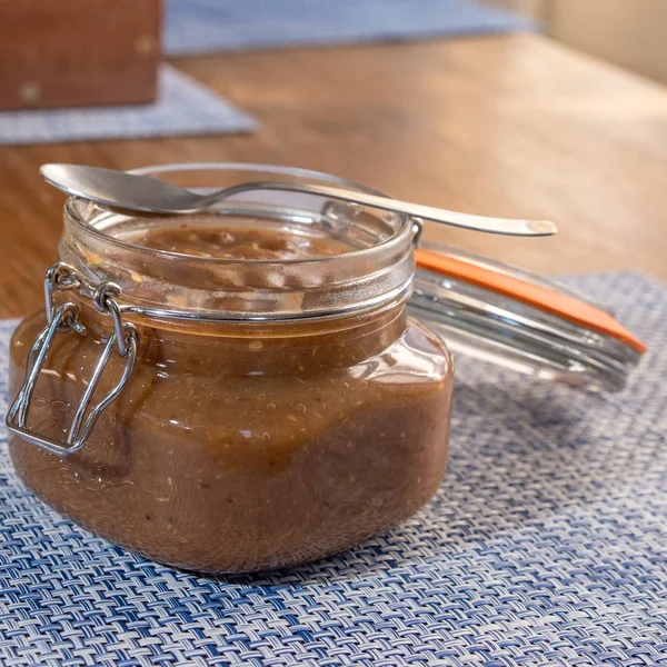 Fullt Glasburk Hemgjord Chutney Ett Matbord Som Färdig Att Serveras — Stockfoto