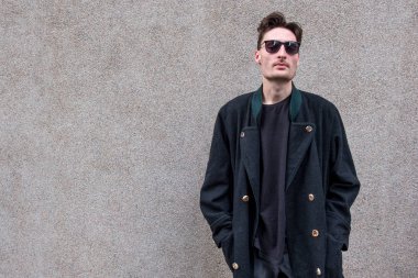 grunge tarzı model huysuz bir moda şehir ortamında poz