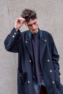 grunge tarzı model huysuz bir moda şehir ortamında poz