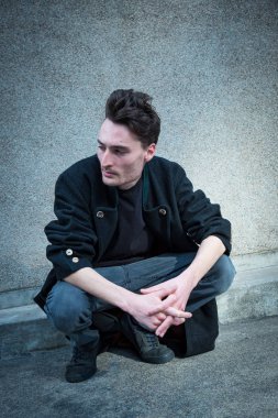 grunge tarzı model huysuz bir moda şehir ortamında poz