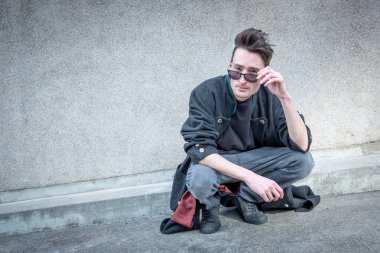 grunge tarzı model huysuz bir moda şehir ortamında poz