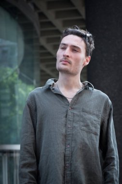 grunge tarzı model huysuz bir moda şehir ortamında poz