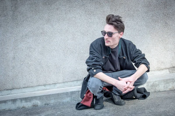 grunge tarzı model huysuz bir moda şehir ortamında poz