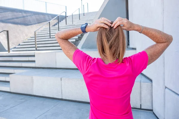 Trente Quelque Chose Féminin Vêtements Sport Jouer Avec Ses Cheveux — Photo