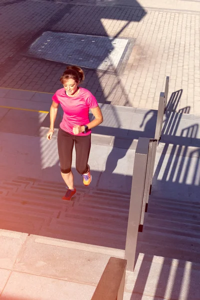 Une Trentaine Femmes Vêtements Sport Montant Escalier Dans Parc Public — Photo