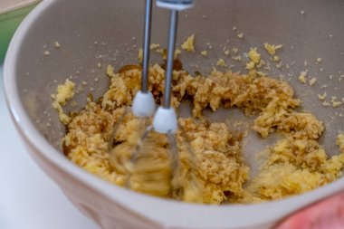 Armut kek 3üncü hareket bulanık bir seramik kase elma sosu tereyağı karıştırın bıçaklar karıştırma ve ev bir mutfak şeker