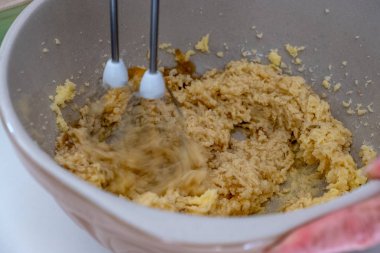 Armut kek 3üncü hareket bulanık bir seramik kase elma sosu tereyağı karıştırın bıçaklar karıştırma ve ev bir mutfak şeker