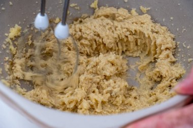 Armut kek 3üncü hareket bulanık bir seramik kase elma sosu tereyağı karıştırın bıçaklar karıştırma ve ev bir mutfak şeker