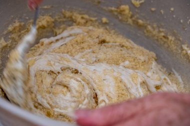 Armut kek evre 4 hareket el ve çatal kat süt, un ve kabartma tozu içine belgili tanımlık elma sosu tereyağı ve şeker bulanık