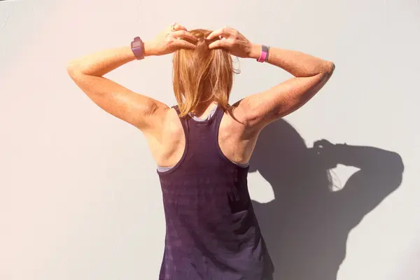 Kadın atlet atmak isterseniz saçları — Stok fotoğraf