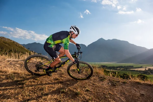 Tiener mountain bike rider — Stockfoto