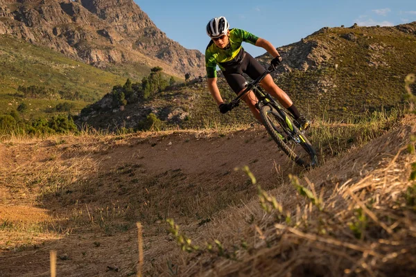 Teenage mountain cykel ryttare — Stockfoto