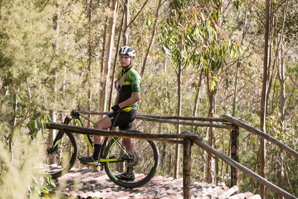 подростковый горный велосипедист
