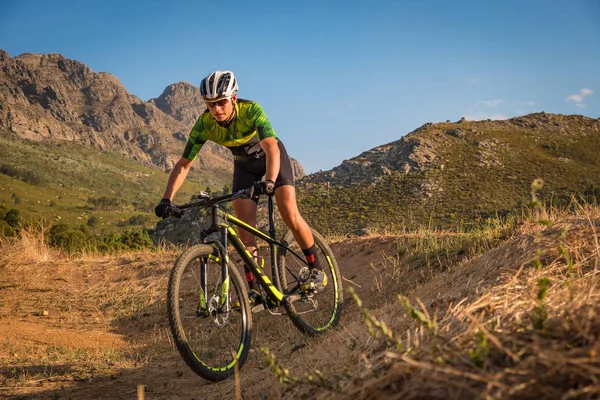 Tiener mountain bike rider — Stockfoto