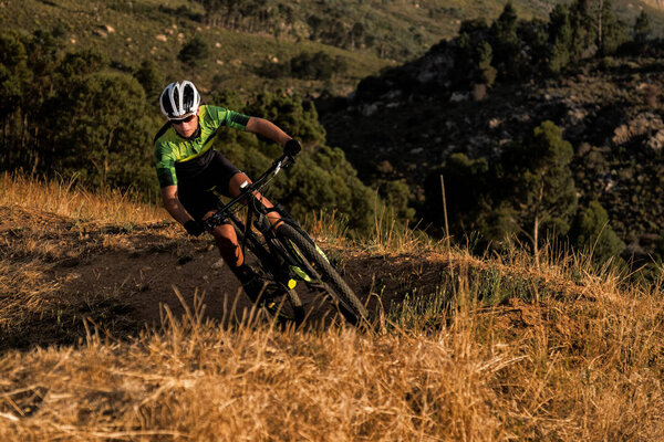 подростковый горный велосипедист
