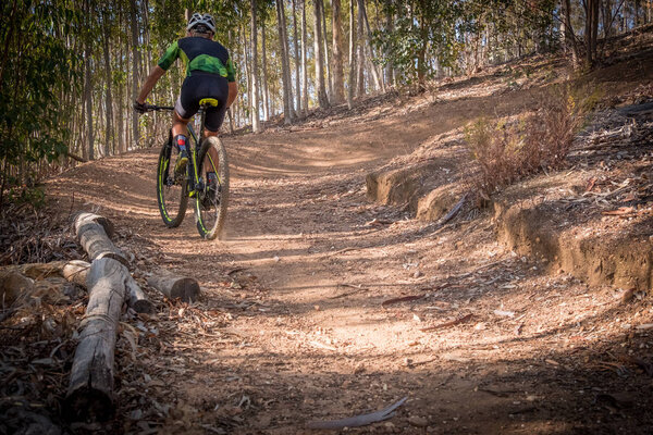 подростковый горный велосипедист
