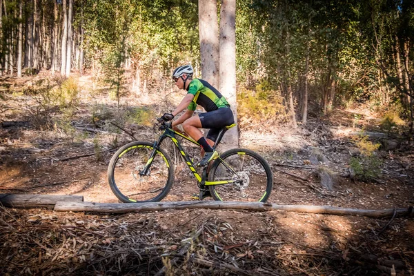 Tiener mountain bike rider — Stockfoto