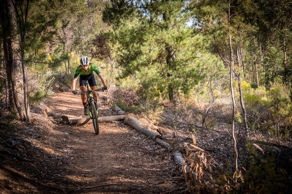 подростковый горный велосипедист
