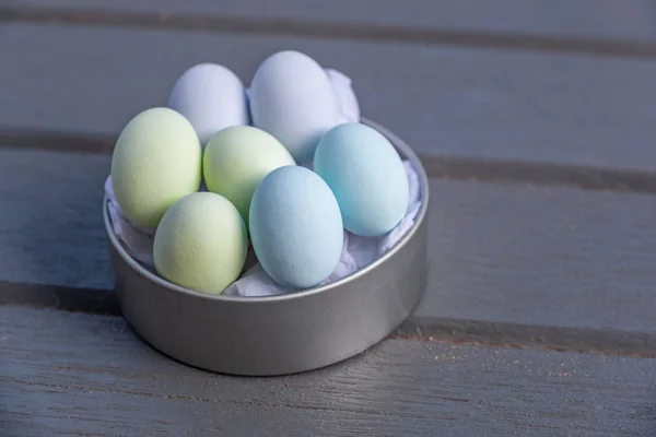 Шоколадные яйца в металлической коробке — стоковое фото