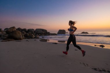 plajda çalışan kadın atlet