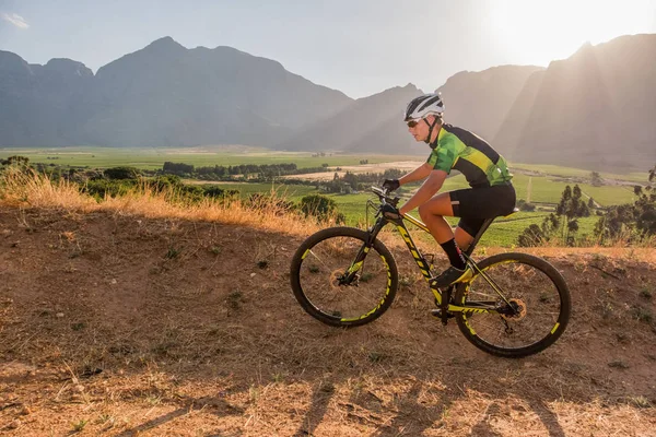 Tiener mountain bike rider — Stockfoto