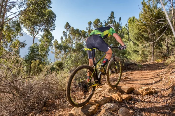 Tiener mountain bike rider — Stockfoto