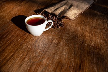 bir masada espresso ve kahve çekirdekleri