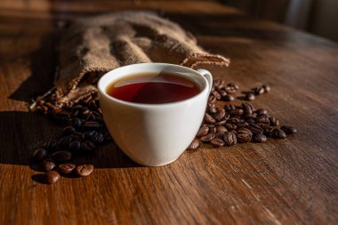 bir masada espresso ve kahve çekirdekleri