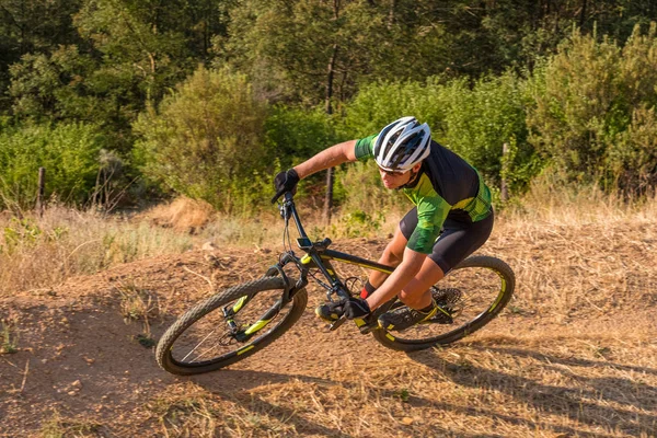Teenage mountain cykel ryttare — Stockfoto