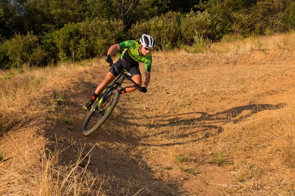 Teenage mountain cykel ryttare — Stockfoto