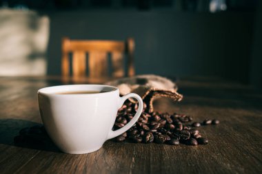 bir masada espresso ve kahve çekirdekleri