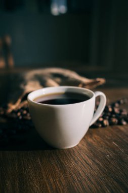 bir masada espresso ve kahve çekirdekleri