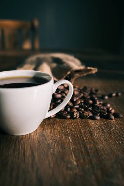 bir masada espresso ve kahve çekirdekleri