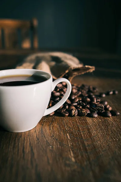 Еспресо і кавові зерна на столі — стокове фото