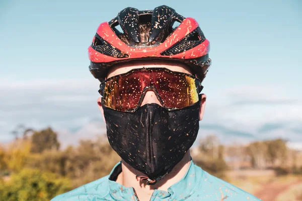 Portret Van Een Vuile Mountainbiker Met Een Gezichtsmasker Strijd Tegen — Stockfoto