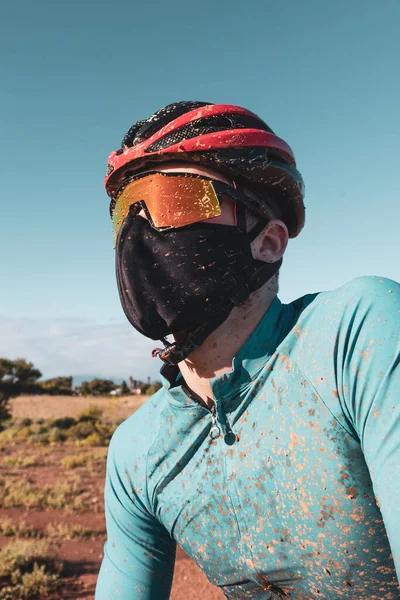 Porträtt Smutsig Mountainbiker Med Ansiktsmask Kampen Mot Covid19 Och Koronavirus — Stockfoto