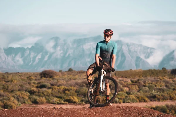 Bakgrundsbelyst Bild Mountainbiker Och Hans Cykel Toppen Hög Med Bergskedja — Stockfoto