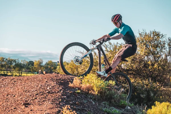 Mountainbiker Rijden Een Korte Steile Bergkam — Stockfoto